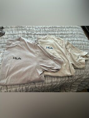 Huk Short Sleeve Tee in Light Gray with Red Accent